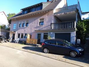 BirkenauNettes Apartment priv. Eingang nähe Weinheim/HD/MA的停在房子前面的蓝色汽车