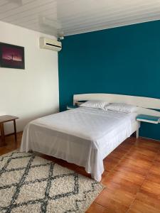 奎波斯城Cómodo dormitorio的一间卧室配有一张蓝色墙壁的床