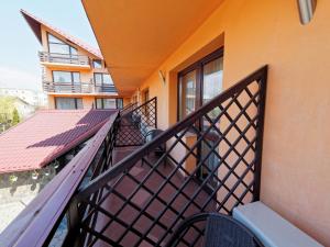 布拉索夫绿洲酒店的带有楼梯栏杆的建筑的阳台