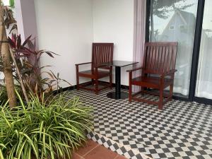 Phumĭ MréchI AM Koh Ker的门廊上的两把椅子和一张桌子