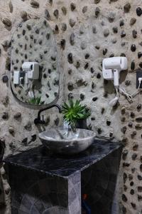 美奈Gạo Homestay的一间带水槽和镜子的浴室