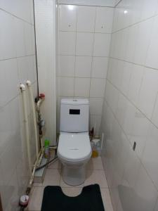阿克托比ЯРКАЯ ЗВЕЗДА НА КОСМОСЕ !的一间小浴室,内设白色卫生间