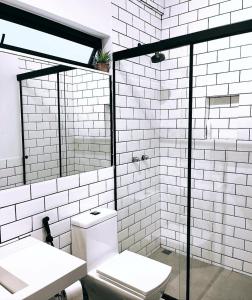 里约热内卢Subsolo 101的白色的浴室设有卫生间和水槽。