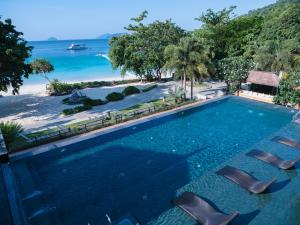 Nga Khin Nyo Gyee IslandVictoria Cliff Resort Nyaung Oo Phee Island的一个带椅子和海滩的无边游泳池