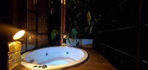 卡拉尔卡Ecohotel Alma的植物间里的浴缸