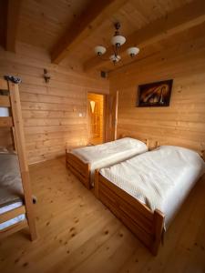 NowicaNowica 71 Dom Jodłowy的小木屋内一间卧室,配有两张床