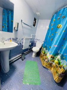 布哈拉"CHOR MINOR" BOUTIQUE HOTEL UNESCO HERITAGE List Est-Since 2003的浴室设有卫生间、水槽和淋浴帘