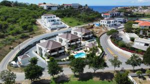 威廉斯塔德Xanadu Apartments at Blue Bay Golf & Beach Resort的享有度假村别墅的空中景致
