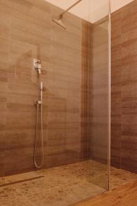 阿萨哥Orea Spiti - Modern Oasis Near Milan的浴室里设有玻璃门淋浴