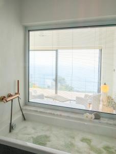 AyvacıkMomos Otel的客房设有海景大窗户。
