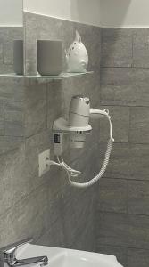 那不勒斯Garibaldi guest house的浴室配有水槽和墙上的灯。