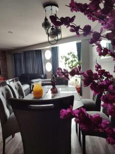 普诺departamento independiente的一间设有桌子的房间,桌子上放着橙汁和鲜花