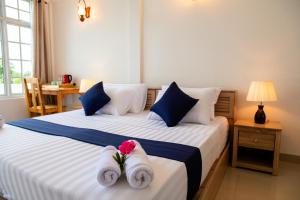 达拉万度生物圈旅馆的一间卧室配有两张床、毛巾和桌子