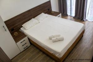 福尔图纳Villa El Bosque Dorado的一间卧室配有一张带两条白色毛巾的床