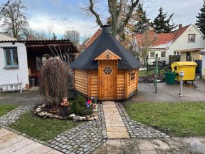 ButtstädtWellness Oase auf dem Land的一间拥有黑色屋顶的小型小木屋