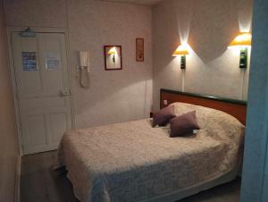 Prades-dʼAubracHôtel Moderne的一间卧室配有一张带两个枕头的床
