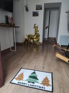 Rua da Avó的客厅铺有Christmas地毯。