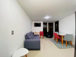 布卡拉曼加Excepcional Apartamento -WAIWA HOST的客厅配有沙发、椅子和桌子