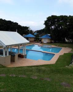 爱德华港Caribbean Estates-Montego Bay 12的庭院中带凉亭的大型游泳池