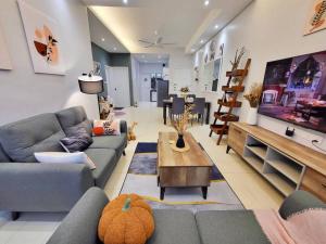 怡保Sunway Cozy Apartment near Lost World of Tambun的客厅配有两张沙发和一台电视机