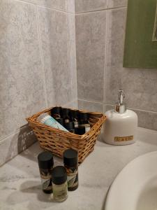 GraviáΣοφίτα的浴室柜台配有带肥皂的篮子