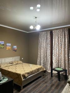 古达乌塔Гостевой дом Александрия的一间卧室设有一张床和一个窗口