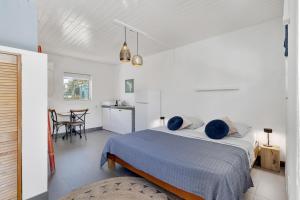 克拉伦代克The Hut Bonaire的一间白色的卧室,配有床和用餐室