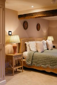 BildestonThe Bildeston Crown的一间卧室配有一张床和一张带台灯的桌子
