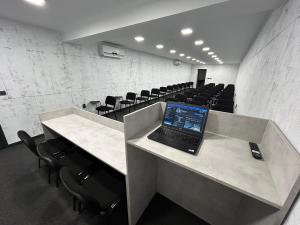 鲁塞Комплекс Дунав的会议室,配有笔记本电脑,可放置在书桌上