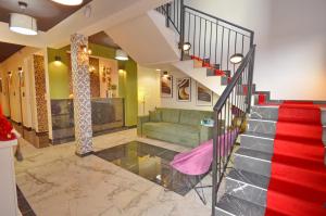 科托尔Residence Spa Apartments DUB的客厅设有楼梯和绿色沙发