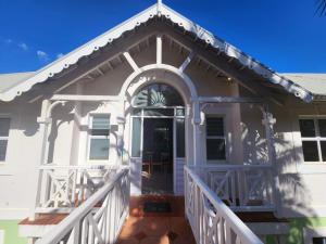 爱德华港Caribbean Estates-Montego Bay 12的白色的房子,设有门廊和门