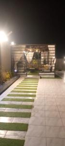 Ash Shishahشاليهات ميرامار مكة الحسينية的夜间带长凳的走道