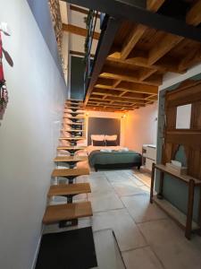 奥特维莱尔Le nid d’Isa的一间卧室设有楼梯,可通往一张床