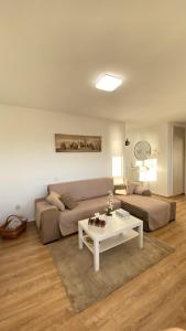 贝纳尔马德纳BenalBeach Residential的客厅配有沙发和桌子