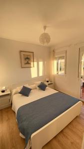 贝纳尔马德纳BenalBeach Residential的卧室配有带蓝色枕头的大型白色床
