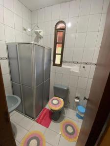 卡拉瓜塔图巴Recanto mato verde的一间带卫生间和镜子的小浴室