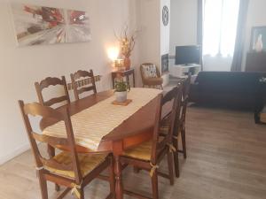 波尔多LA SALAMANDRE的客厅配有餐桌和椅子