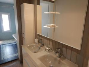 波尔多LA SALAMANDRE的一间带水槽和镜子的浴室