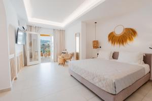克洛瓦斯Oliving Mykonos Luxury Suites的一间卧室设有一张床和一间客厅。