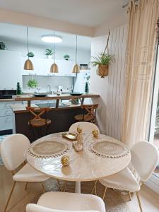 拉特斯Appartement REZ DE JARDIN avec SPA entre la MER et Montpellier 10mn的厨房以及带桌椅的用餐室。