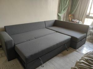 开罗Spacious flat 7 mins to Airport的客厅里一张灰色的沙发