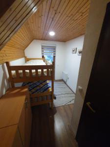 科帕奥尼克Vila Veljkovic的一间小房间,房子里配有双层床