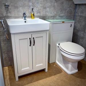 萨克斯曼德姆斯伯顿白马酒店的浴室配有白色水槽和卫生间。