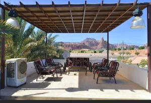 欧拉استراحة الضبيانية的庭院设有桌椅,享有沙漠美景