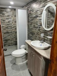 圣安德烈斯Casas Manatwar`s的一间带卫生间、水槽和镜子的浴室