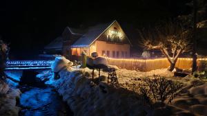 梅图耶河畔特普利采Podskalí Adršpach的一群羊在雪中围着栅栏,晚上