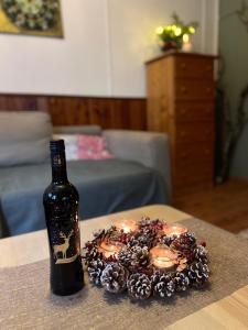 卢捷拿纳德德斯努ChillHouse的桌子上放一瓶葡萄酒和蜡烛