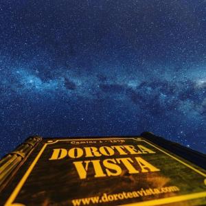 纳塔列斯港Dorotea Vista的星空下建筑物的一侧的 ⁇ 水心愿标牌