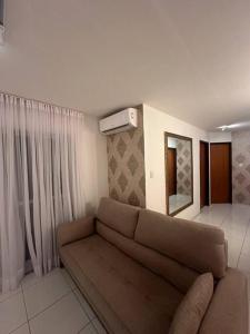 Paulo AfonsoApt Real的带沙发和镜子的客厅