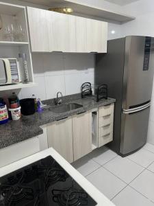 Paulo AfonsoApt Real的厨房配有水槽和不锈钢冰箱